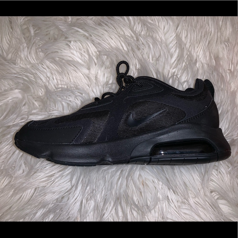 Black W AIRMAX 200